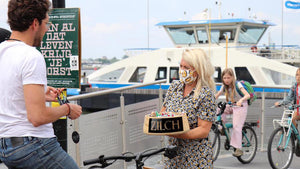 Zilch verschenckt Tausend "Fährmützen" bei East Ferry 